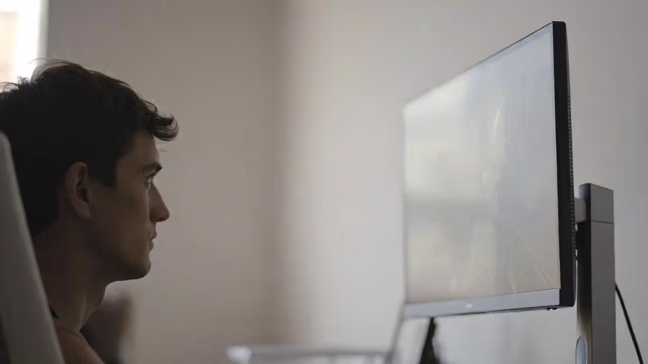 Correct monitor height and eye-level alignment in a gaming setup